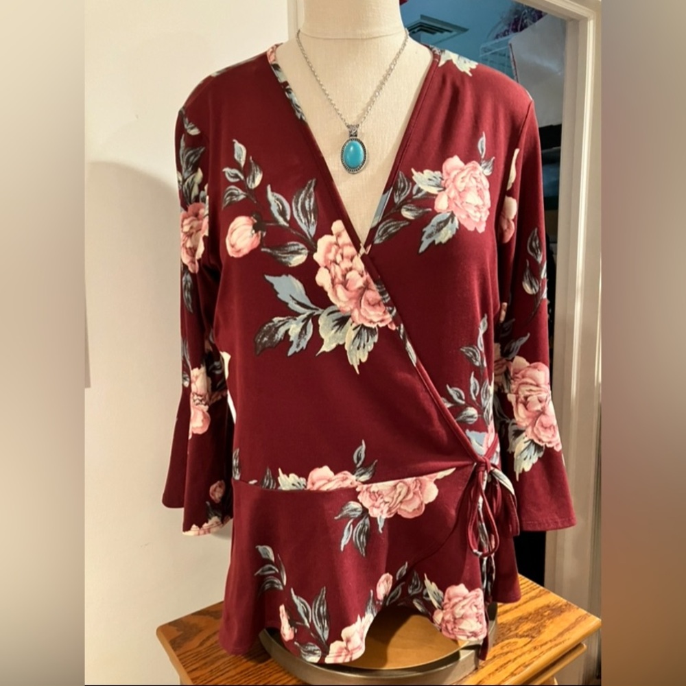 IZ BYER SIZE L WRAP V-NECK TOP W/FLAIR BELL SLEEVES, PEPLUM & TURQUOISE NECKLACE